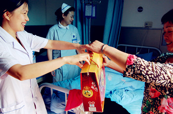医院领导给患者送上节日的粽子